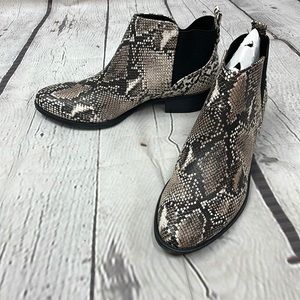 NWT Qupid snakeskin booties size 8